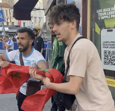 عقب تدنيس العلم الوطني بباريس.. السفارة المغربية بفرنسا تقاضي المتورِّطين وتثمن ضبط نفس الجالية